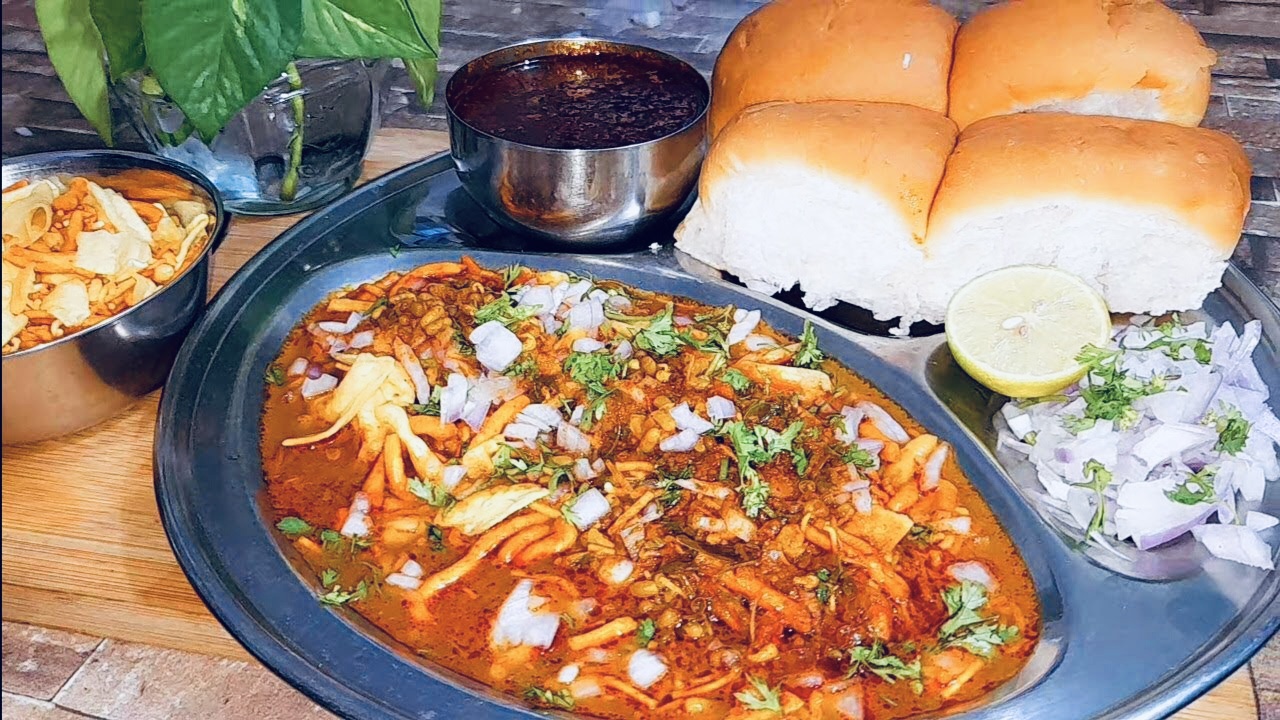 Misal Pav Recipe | Just In 4 Easy Steps.